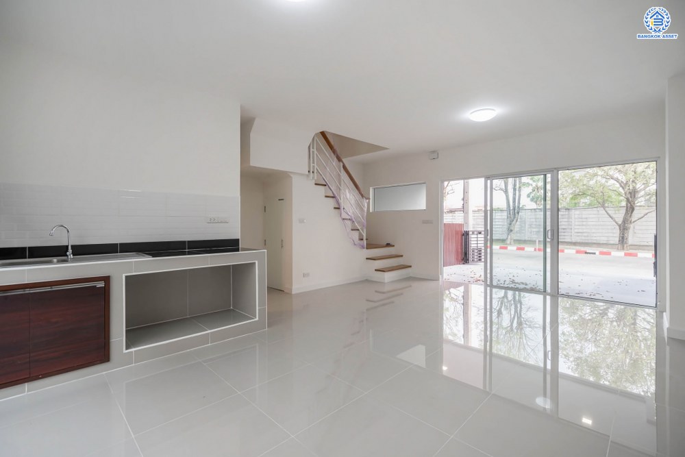 บ้านมือสองตกแต่งใหม่ โครงการ เดอะทรัสต์ทาวน์ ราชพฤกษ์-รัตนาธิเบศร์ เนื้อที่ 19.7 ตร.ว. ฟังก์ชัน 3 ห้องนอน 2 ห้องน้ำ 2 ที่จอดรถ บ้านสวยจากแบรนด์ Q.House บนทำเลติดถนนราชพฤกษ์ เดินทางสู่ใจกลางเมืองได้อย่างรวดเร็ว ใกล้รถไฟฟ้าสายสีม่วง "สถานีบางรักน้อยท่าอิฐ"